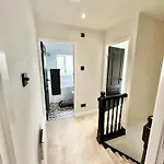 Convenient House By Ankers Contractors With Free Parking