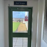 1b-steps To Uni&stadium- Wi-fi Netflix Breakfast Manchester