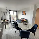 1b-steps To Uni&stadium- Wi-fi Netflix Breakfast Apartmán *