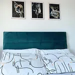 1b-steps To Uni&stadium- Wi-fi Netflix Breakfast Manchester