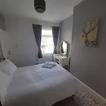 Stylish 4 Bed House - 15 Min To Centre