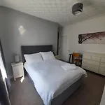 Stylish 4 Bed House - 15 Min To Centre