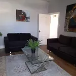 Stylish 4 Bed House - 15 Min To Centre Prázdninový dům