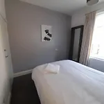 Stylish 4 Bed House - 15 Min To Centre