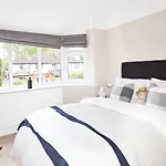 Pass The Keys Picture Perfect Haven In Didsbury Village - Free Parking & Ev Station *