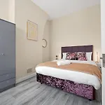 Modern 4br In M11, Close To Etihad Stadium Sleeps 11