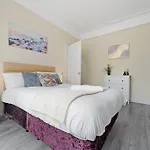 Modern 4br In M11, Close To Etihad Stadium Sleeps 11 別荘