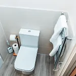 Entire 2 Bedroom And 2 Bathroom In -free Underground Parking Apartmán *