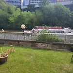 Luxury 2 Bed On River, Wifi, Parking, Garden Apartment Manchester