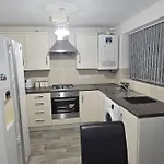 The Wynne House - 3 Bedroom Luxury House With 5 Beds & Free Parking Near Centre, And A Walking Distance To The Etihad Stadium & Coop Live Arena *