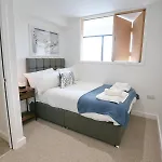Trafford Duplex With Shop At Base - Pass The Keys Apartmán