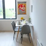 Trafford Duplex With Shop At Base - Pass The Keys Apartmán *