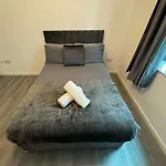 Spacious 2 Double Bedroom Near Centre, Salford Apartment *