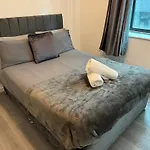 Spacious 2 Double Bedroom Near Centre, Salford *