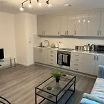 Spacious 2 Double Bedroom Near Centre, Salford Apartmán
