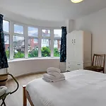 Hébergement de vacances Stylish Family In Old Trafford, - Pass The Keys *