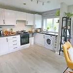 アパート Sunny Apartment - 8 Mins Drive To Coop Arena - Pass The Keys マンチェスター