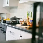 アパート Sunny Apartment - 8 Mins Drive To Coop Arena - Pass The Keys *