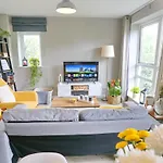 Sunny Apartment - 8 Mins Drive To Coop Arena - Pass The Keys