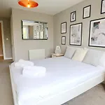 Sunny Apartment - 8 Mins Drive To Coop Arena - Pass The Keys アパート