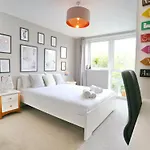 アパート Sunny Apartment - 8 Mins Drive To Coop Arena - Pass The Keys *