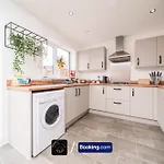 3-bed House L Free Parking L Wifi L Your Away From Hosted By The Cosy Corner Nationwide Daire *