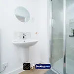 Cosy Corner: 3-bedroom House With Free Parking Near Hospital Apartment