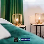 Cosy Corner: 3-bedroom House With Free Parking Near Hospital Apartment *