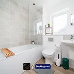 3-bed House L Free Parking L Wifi L Your Away From Hosted By The Cosy Corner Nationwide Daire