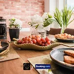 Cosy Corner: 3-bedroom House With Free Parking Near Hospital Apartment
