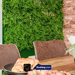 Apartment Cosy Corner: 3-bedroom House With Free Parking Near Hospital *