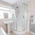 Elegant 3-bedroom Retreat Free Parking Keenzchillz