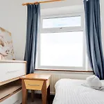 Appartement Elegant 3-bedroom Retreat Free Parking Keenzchillz