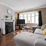 Appartement Elegant 3-bedroom Retreat Free Parking Keenzchillz *