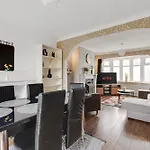 Appartement Elegant 3-bedroom Retreat Free Parking Keenzchillz *