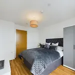 Daire New! 2 Bedroom Flat In Waters By With Us, Perfect For Families, Couples & Groups, Free Private Parking! *