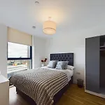 Daire New! 2 Bedroom Flat In Waters By With Us, Perfect For Families, Couples & Groups, Free Private Parking! *