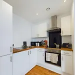 New! 2 Bedroom Flat In Waters By With Us, Perfect For Families, Couples & Groups, Free Private Parking! Daire
