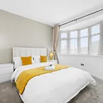 Entire Modern & Spacious 3bdr In Right Next To Coop Live & Ethiad