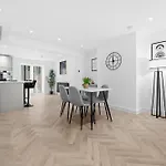 Entire Modern & Spacious 3bdr In Right Next To Coop Live & Ethiad 別荘 *