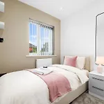 Entire Modern & Spacious 3bdr In Right Next To Coop Live & Ethiad 別荘
