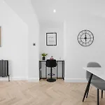 Entire Modern & Spacious 3bdr In Right Next To Coop Live & Ethiad 別荘 *