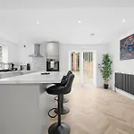 Entire Modern & Spacious 3bdr In Right Next To Coop Live & Ethiad * マンチェスター