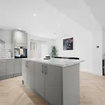 Entire Modern & Spacious 3bdr In Right Next To Coop Live & Ethiad