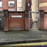 Spacious 2 Bed Flat, Free Parking, Close To Town Apartment