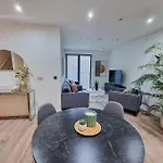 4 Bed Townhouse Piccadilly Free Parking Holiday home