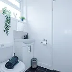 Modern 3br House In Manchester, Ideal For Groups, Free Parking - Sleeps 8 Hébergement de vacances Manchester