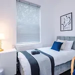 Hébergement de vacances Modern 3br House In Manchester, Ideal For Groups, Free Parking - Sleeps 8 *