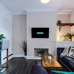 Modern 3br House In Manchester, Ideal For Groups, Free Parking - Sleeps 8 Manchester