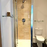 Apartment 2 Bed Ensuite With Balcony And Free Onsite Secure Parking